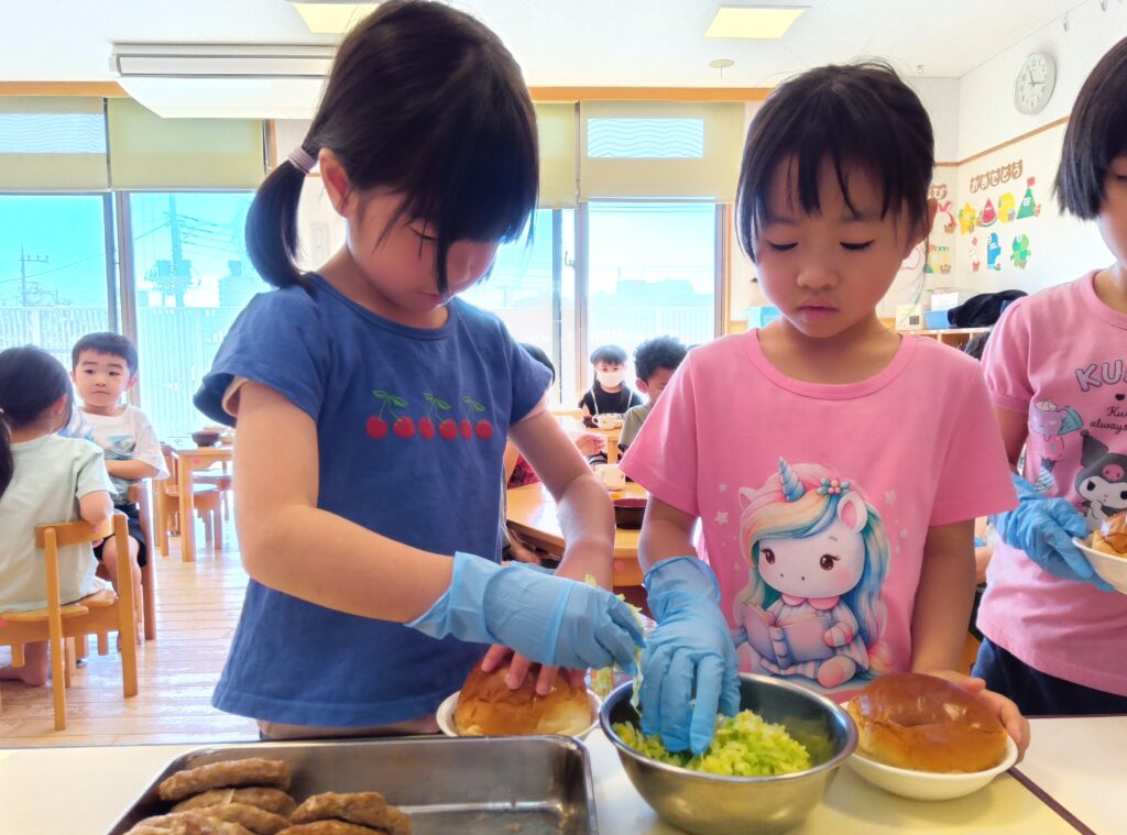 ３・４・５歳児　ハンバーガーづくり